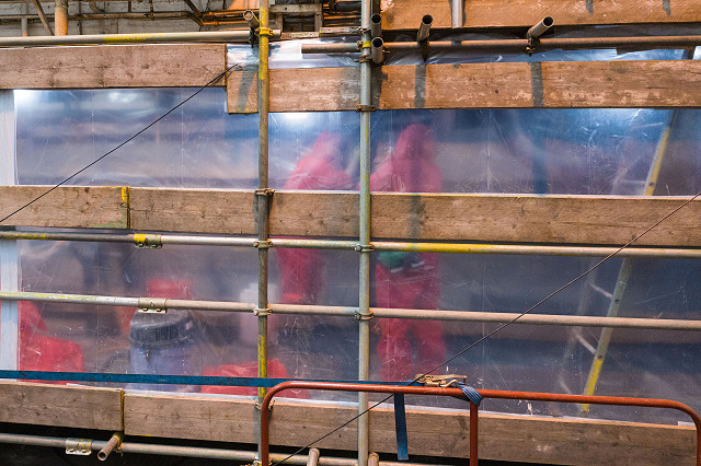 E4 at Davy Markham asbestos operatives close up working inside enclosure